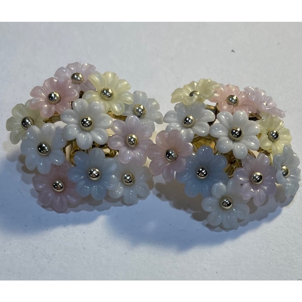 Mid-Century Plastic Flower Bouquet Clip-on Earrings Goldtone Excellent Condition